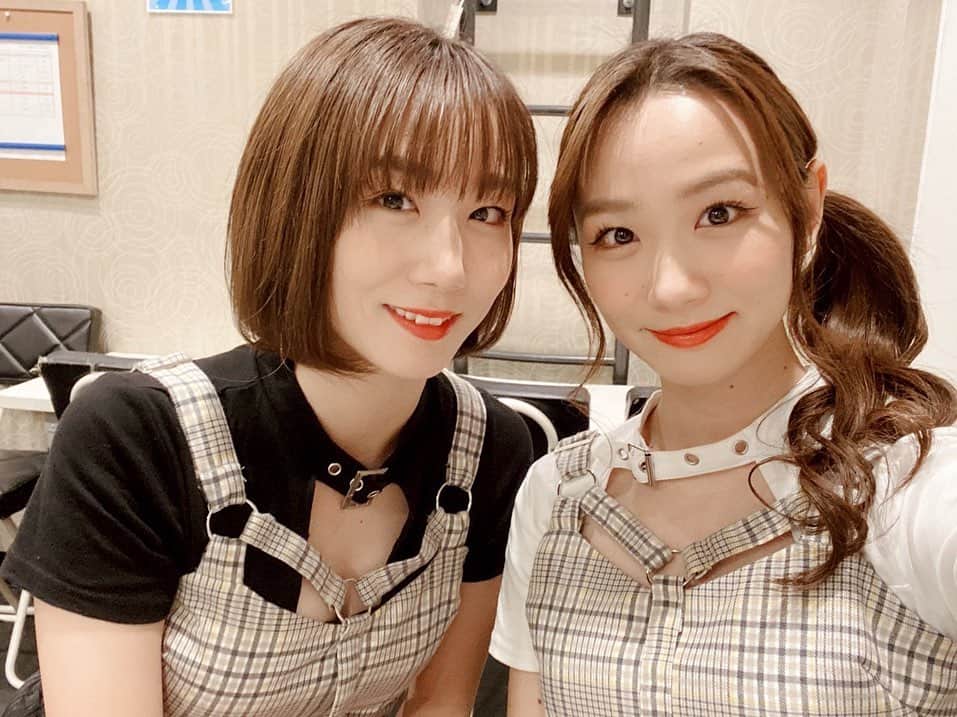永山飛鳥のインスタグラム：「土、火、水とライブ続きでした✨お越しくださったみなさんありがとうございました😊  久しぶりのハードスケジュールやったけど、楽しかった!!  去年はこれが普通の日常やったな〜と少し懐かしく感じます🥺  今はゆっくりのペースだけど、ライブを続けていけたらいいなと思います😊  また12月🎄一緒に楽しみましょう💞💞  #あすきょう　#双子　#一卵性双生児 #アイドル　#ライブ　#プ女子」