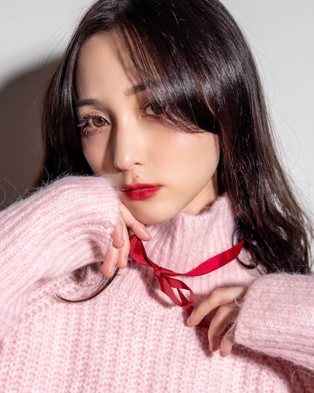 のインスタグラム：「.﻿ 🐸💄﻿ ﻿ ﻿ 衝撃的に可愛いこの日の @nyon514 のリップは﻿ ﻿ ﻿ NARS オーデイシャスリップスティック ゼラニウム﻿ に﻿ NARS パワーマットピグメント ブリックレッド　﻿ を重ねづけ﻿ ﻿ ﻿ どちらも指にとってぼかしながらとんとん塗ることで﻿ ﻿ 韓国系じんわりグラデ赤リップに仕上がります﻿ ﻿ ﻿ 赤リップは憧れるけど﻿ 似合うか不安、、という方は﻿ まずはじんわりグラデ赤リップから挑戦してみてはいかがでしょうか﻿ ﻿ ﻿ 最近この組み合わせにハマりすぎて﻿ 数パターン撮る撮影のときには絶対ひとつは入れてる、、﻿ ﻿」