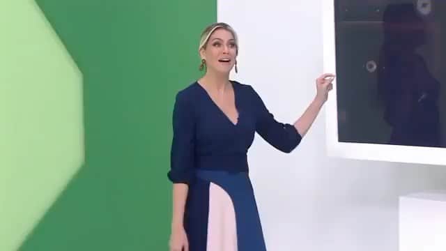 レナータ・ファンのインスタグラム：「Hoje o dia é dele @hevertonfutebol que  além de ser um cara absurdamente do bem é um profissional que gosta de brincar, rir, trazer leveza para o futebol apesar de não ser exatamente a definição perfeita de ser leve, rsrs! Que privilégio contar com ele no @jogoaberto na vida e no nosso grupo de WhatsApp!!! Irmão mineiro,  tudo de positivo hoje e a cada momento!!! Orgulho de vc! Feliz aniversário! Parabéns!!!🎈🎈🎂🎁👏🏻👏🏻👏🏻👏🏻👏🏻👏🏻😍」