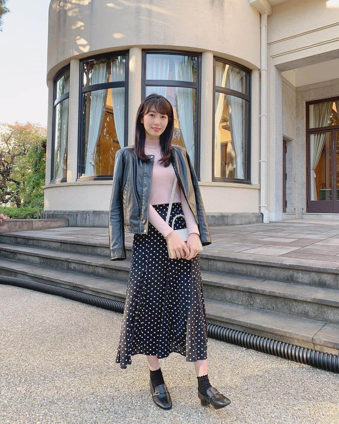 のインスタグラム：「#東京都庭園美術館 にて♡ . . ドット柄のスカート可愛いなぁ🥰🥰 . . #コーデ記録 👗 #tops : #grl #skirt : #allamanda  #jacket : 忘れちゃった😭 #shoes : #韓国通販 #bag : #grl . . #プチプラコーデ #プチプラ #ぷちぷら #ぷちぷらコーデ #グレイル #韓国通販サイト #ootd #outfit #outfits #outfitoftheday #blackcode #blacklove #ブラックコーデ #美術館 #美術館巡り #tokyomuseum」