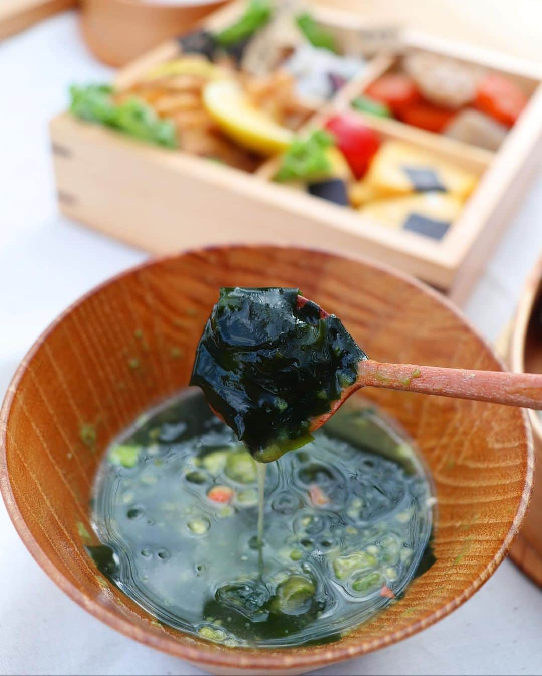 ｒｉｉさんのインスタグラム写真 - (ｒｉｉInstagram)「2020.11.19 . . 紅葉もキレイでぽかぽか陽気だったので近くの公園へ🍁 . . お弁当とスープを持ってピクニックをしてきました🍙 外で食べるごはん、やっぱりサイコーです . . . . 持っていったスープはお湯を注いで混ぜ混ぜすると 「ヌルねば〜！」のトロ〜りスープ @shizennoyakata さんの和風しょうゆ味のスープ . . 年末年始の避けられない体重増加に備えて 腸活に加えて密かに「ネバ活」も始めています☺️ ヌルヌルネバネバが体に良いのは分かってるけど 毎日食べるのは難しいので このスープを毎日１杯、飲むようにしてます ホントに美味しくて食べ応えもあるし 便秘も解消されるので お腹もスッキリしてきます . . ネバ活で腸を元気にして 痩せ菌を増やしましょう😠 . . ちょうど本日２０時〜２４日１時５９分まで ２００枚限定割引クーポンが配布されます . クーポン使用で１５食入りのスープが 1580円→1180円 ２つ購入で1000円OFFクーポンもあります ホントにお買い得です🙆‍♀️ . . わたしの隠し部屋🚪楽天roomに載せてるので 気になる方はチェックしてみてください プロフィールから飛べます（ @yur_rii ） . . . . . . #ヌルねば#ネバ活#自然の館#ヌルねばスープ#腸活#温活#楽天roomに載せてます#roomインフルエンサー#ピクニック#ピクニック弁当#スープ生活#顔むすび#行楽弁当#ピクニック弁当#お弁当#デコ弁#キャラ弁#四十沢木材工芸#わっぱ弁当#お重弁当#重箱弁当#obento#デコごはん#キャラごはん#そとごはん#アウトドアごはん#rii弁当」11月19日 8時41分 - yur_rii