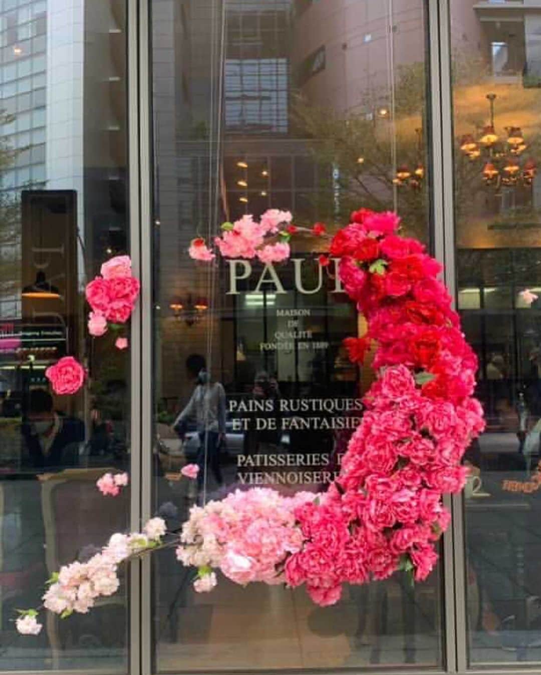 蘇心甯さんのインスタグラム写真 - (蘇心甯Instagram)「Emily in Paris 你看過了嗎？我追完嘍😚😚 PAUL近日用巴黎最具代表性的"花" 點綴各門市讓妳走進PAUL彷彿置身法國 還有許多💐💐花束等妳拍美美的照片 當然還有吃了彷彿置身於法國的甜點和餐點 我的下午茶約會最佳地點 @paul_taiwan1889   全身穿搭 @inshop66 🤎🤎 #Lala食記 #lala愛旅行 #paultaiwan  #台北下午茶 #emilyinparis #iaminpaul」11月19日 8時44分 - lalababy625