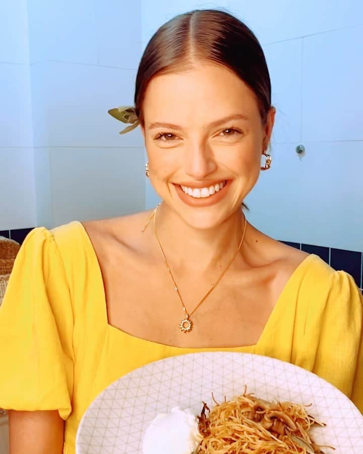 アガサ・モレイラのインスタグラム：「Pessoal, nestes tempos temos que nos reinventar e encontrar diferentes coisas para fazer em casa, né? Estamos redescobrindo as experiências! Mas com a ajuda da @mastercardbrasil ficou muito fácil! No Priceless.com, você pode encontrar experiências, conteúdos que não têm preço com diversos embaixadores, além de meetings exclusivos. Tem dicas de gastronomia com Alex Atala, que foi a experiência que fiz esse sábado! Não dá pra perder a chance de fazer essas experiências incríveis e passear um pouco pelo Brasil e pelo mundo sem sair de casa! Acesse o site e conheça ​#ad #crienovoshábitos #nãotempreço」