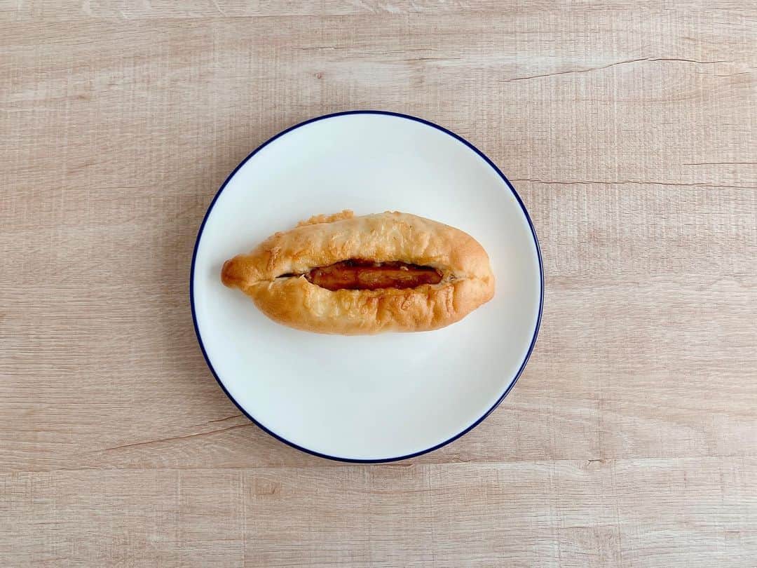 小此木まりさんのインスタグラム写真 - (小此木まりInstagram)「🥖  朝はパン！パンパパン！  神戸屋のパン、 大好きです。  …口に見えてきた。  #パン #神戸屋  #ソーセージ #カレー #🥖」11月19日 9時01分 - mariokonogi