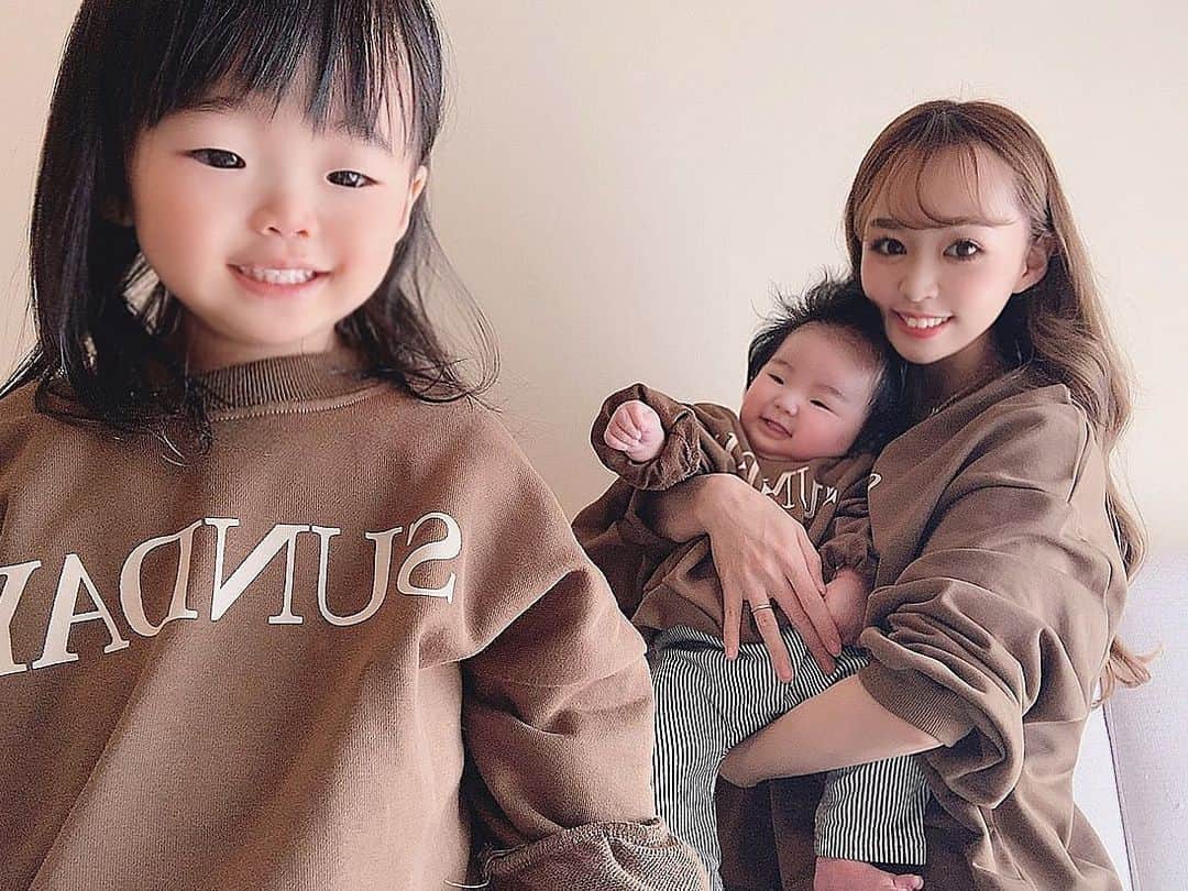 さっぴちゃんのインスタグラム：「... . 3人お揃いのトレーナー着てるんるん♡♡♡ . あかりがシャッターを押してくれました☺️⸝⋆ がっくん重力に負けすぎて縦抱きすると顔無くなる🤣 . 最近もイヤイヤ期、すごーい🤣おったまげー🤣෴ . この前のストーリーにも昨日のにも ママさん方からDMが来る度に、 分かる𓂂分かると頷きすぎてもうコーヒー片手に 語り明かしたいと思うくらいですわ𓂃☕︎ 𓈒𓏸 . 同じような方がいると思うと うちだけじゃないんだと思えて頑張れるから 返信のお礼を言ってくださりますが、むしろ こちらの方こそ感謝感謝です😭♡♡♡ . 毎日イヤイヤ期が凄すぎてそっちばかりが 目に入ってしまいそうになるけど . 可愛くて、親バカを発揮せざるおえない 愛くるしい場面も沢山見せてくれるので、 これもまた見逃すまいと必死になる👧🏼🎀 . 大変なことが多いと逆に だただこの子達が私を母にしてくれただけで 幸せだと、元気に生きていればそれでいいとむしろ あっという間に初心に帰れますイヤイヤ期↶(笑) . 本日は、ご褒美アイスタイム貰えますように( °∀°) . . ………………………………(♡)……………………………… .」