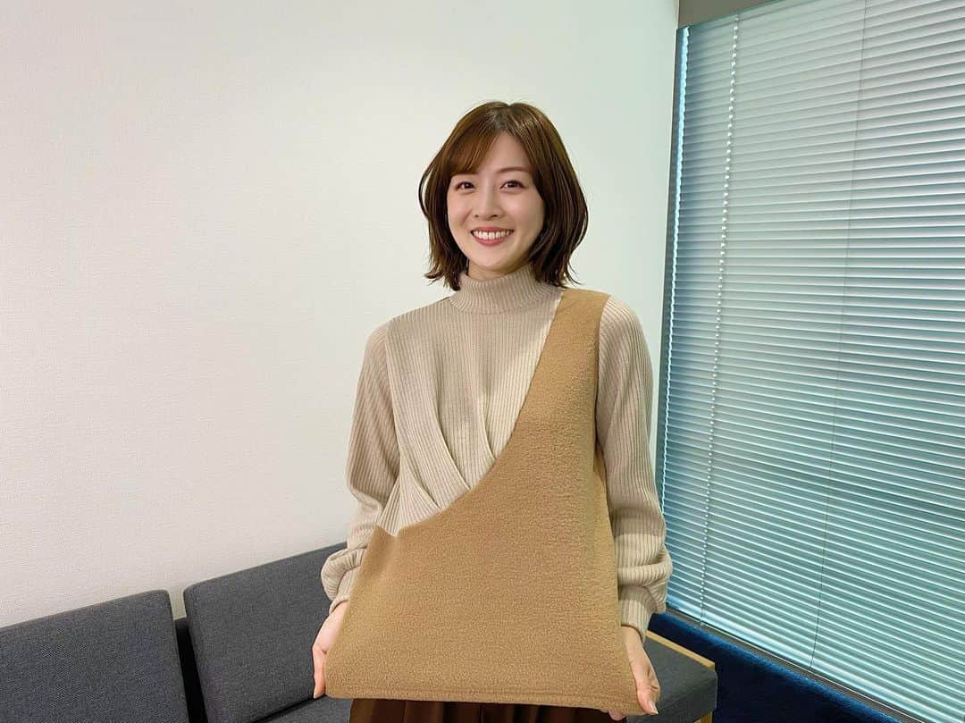 中村秀香のインスタグラム：「今朝は #すまたん  ありがとうございました♪  今日の衣装は、 少し変わったオシャレなデザインでした😊流行っているのかな？  ニット素材で、 季節感あふれるお洋服🍂 …ところが、 今日は日中 夏日のところが多くなるみたいですね😣💦 森さんも小春日和、ではなく 小夏日和とおっしゃっていました笑  服装選び、気をつけましょう！👕」
