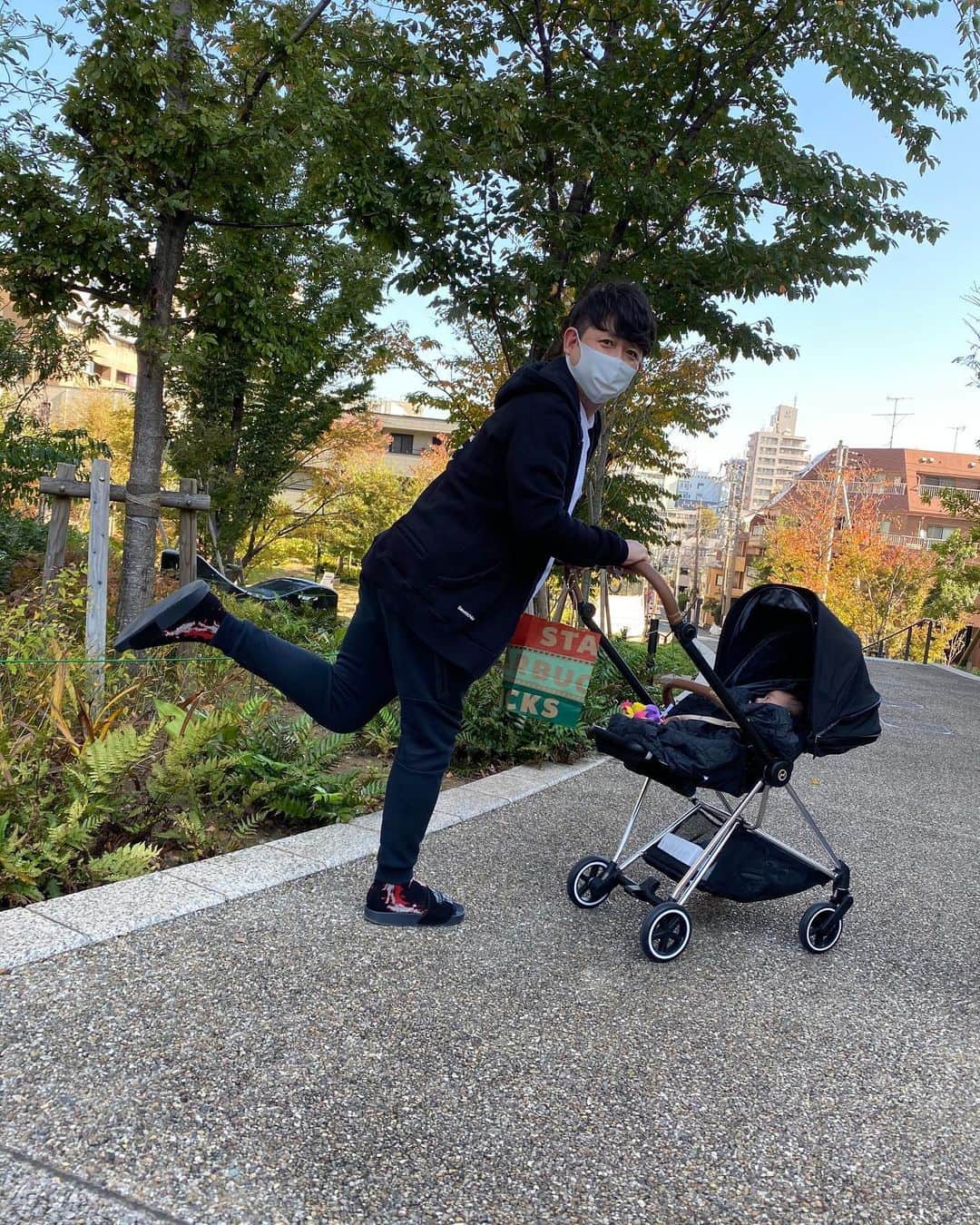 松田大輔のインスタグラム：「杉散歩。　 ベビーカーで散歩番組やりたいなぁ。  #パパと息子 #秋散歩」