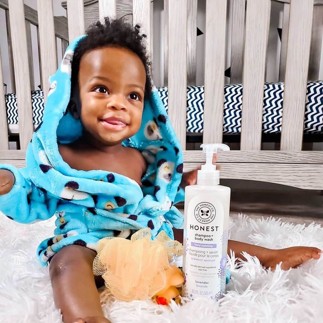 The Honest Companyさんのインスタグラム写真 - (The Honest CompanyInstagram)「We think we can all agree that bath time with babe is the best time. 🙌⁣ ⁣ “It's the perfect wind-down session right before bed and an essential part of his nighttime routine. Lately, we've been using honest Truly Calming Shampoo + Body Wash. It's hypoallergenic, tear-free, and has naturally derived ingredients. It's made with a blend of lavender essential oils and chamomile which smell heavenly.” ⁣💜 ⁣ Click the link in our bio to shop our Lavender Shampoo + Body Wash at @costco today! ⁣ ⁣ #HonestCompany #HonestAmbassador #regram c/o @naturallynella」11月19日 9時14分 - honest