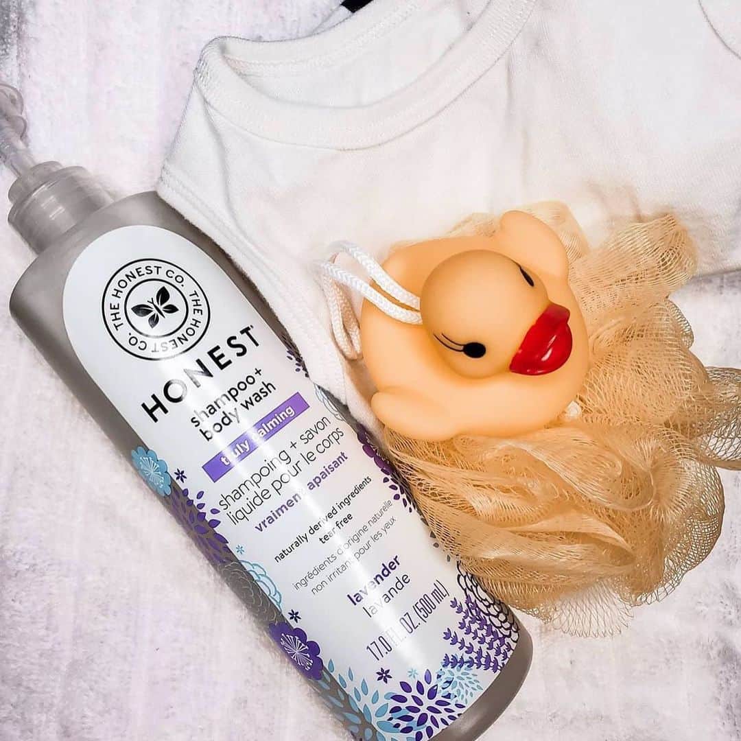 The Honest Companyさんのインスタグラム写真 - (The Honest CompanyInstagram)「We think we can all agree that bath time with babe is the best time. 🙌⁣ ⁣ “It's the perfect wind-down session right before bed and an essential part of his nighttime routine. Lately, we've been using honest Truly Calming Shampoo + Body Wash. It's hypoallergenic, tear-free, and has naturally derived ingredients. It's made with a blend of lavender essential oils and chamomile which smell heavenly.” ⁣💜 ⁣ Click the link in our bio to shop our Lavender Shampoo + Body Wash at @costco today! ⁣ ⁣ #HonestCompany #HonestAmbassador #regram c/o @naturallynella」11月19日 9時14分 - honest