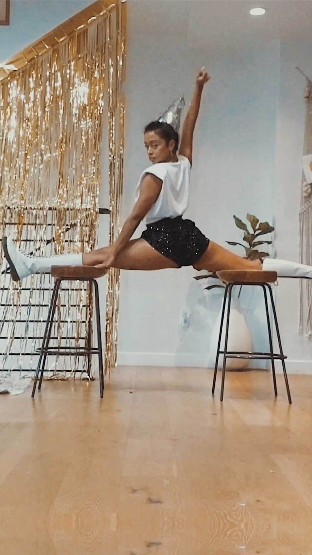 リザ・コッシーのインスタグラム：「center of the crump circle energy • a solo celebration for our One of One x @cestmoibeauty launch 🎉」