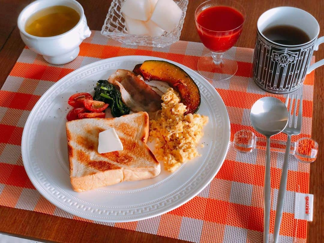 英玲奈さんのインスタグラム写真 - (英玲奈Instagram)「#今日の朝ご飯 #夫の朝ご飯 #デジャヴ 臨月に入ってから、 寝ている間に3.4回目覚める様に。 もう体が授乳の準備を始めているのかな？ 友人から、今の内に沢山寝ておきな！ってアドバイスもらうけど、 すでに寝不足です、、、w #妊婦 #妊娠10ヶ月 #臨月」11月19日 9時25分 - erena_erenyan