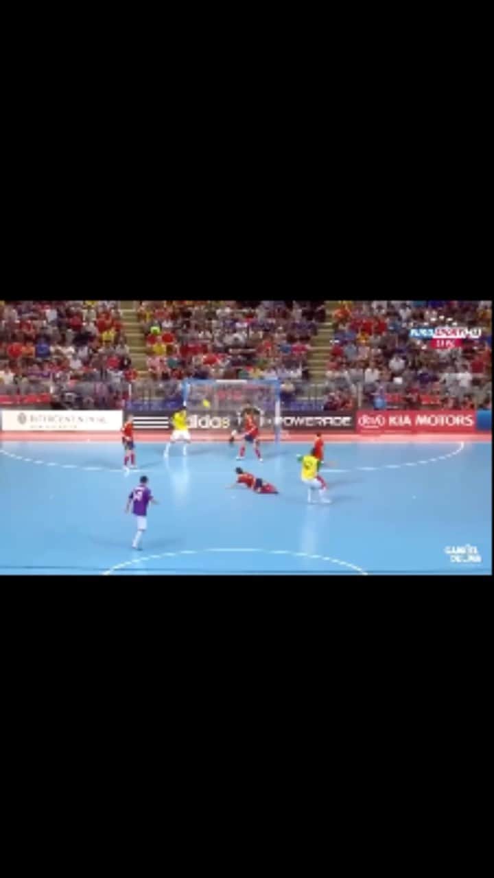 アレッサンドロ・ローザ・ヴィエイラのインスタグラム：「Hoje faz 8 anos desse dia e título especial!   Campeão mundial FIFA 2012 🏆 ✅  Que time! Que elenco!」