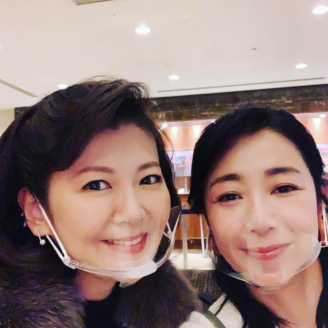 菊池桃子さんのインスタグラム写真 - (菊池桃子Instagram)「* 南野陽子ちゃんと、 先週ロケの合間に。  陽子ちゃん、久しぶり！  若い頃の仕事仲間といると、 心が解けて楽しいものです。  先に帰った井森美幸ちゃんと 写真を撮りそびれ…… また、皆んなで撮ろうね！  #ひさしぶり  #80s」11月19日 9時19分 - momoko_kikuchi_official