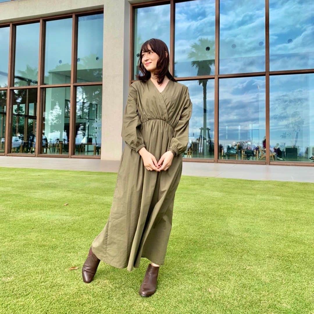 のインスタグラム：「*﻿ この秋みんなにどこの洋服か﻿ 一番聞かれたワンピース👗🍂﻿ ﻿ ﻿ ◽️dress﻿ @birthdaybashshop ﻿ #birthdaybashshop #バースデーバッシュ﻿ ﻿ ◽️shoes﻿ @piche_abahouse_official﻿ #picheabahouse #ピシェアバハウス﻿ ﻿ ﻿ このコーデなんか既視感あるなぁと思っていたら🤔💭﻿ ﻿ 背景の窓に反射して写っている﻿ ヤシの木だと後から気付きました🤣🙌﻿ ﻿ 全く意識していなかったんですが﻿ カーキ×ブラウンのショートブーツで﻿ 完全にヤシの木コーデになってますね🌴🤎笑　﻿ 　﻿  ﻿ #japanesegirl #japanesefashion #japanese #fashion #コーディネート #cordinate #ワンピース #秋コーディネート #ワンピースコーデ #dress #秋コーデ #olの休日コーデ #onepiece #ootd #instafashion #マキシワンピース #マキシワンピー #秋ワンピ #秋ワンピース #ワンピースコーデ #カーキワンピース #カーキコーデ #ショートブーツ #ショートブーツコーデ #サイドゴアブーツ #サイドゴアショートブーツ」