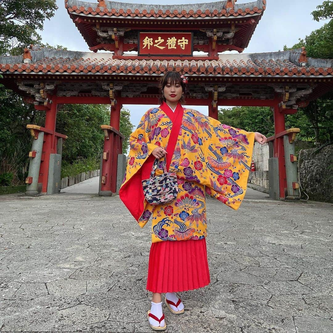 naokoさんのインスタグラム写真 - (naokoInstagram)「沖縄旅行✈️ #琉装 しました！ #首里城 のところで写真を撮りました！ すごいかわいい💕 . . . #沖縄 #okinawa #旅行 #japan #travelphotography #伝統文化 #japanesetraditional #トラベルグラム #コスプレ #コスプレ女子 #モデル #drstick #琉球 #フリーランスモデル #髪飾り #撮影モデル #l4l」11月19日 9時27分 - nakochi_t