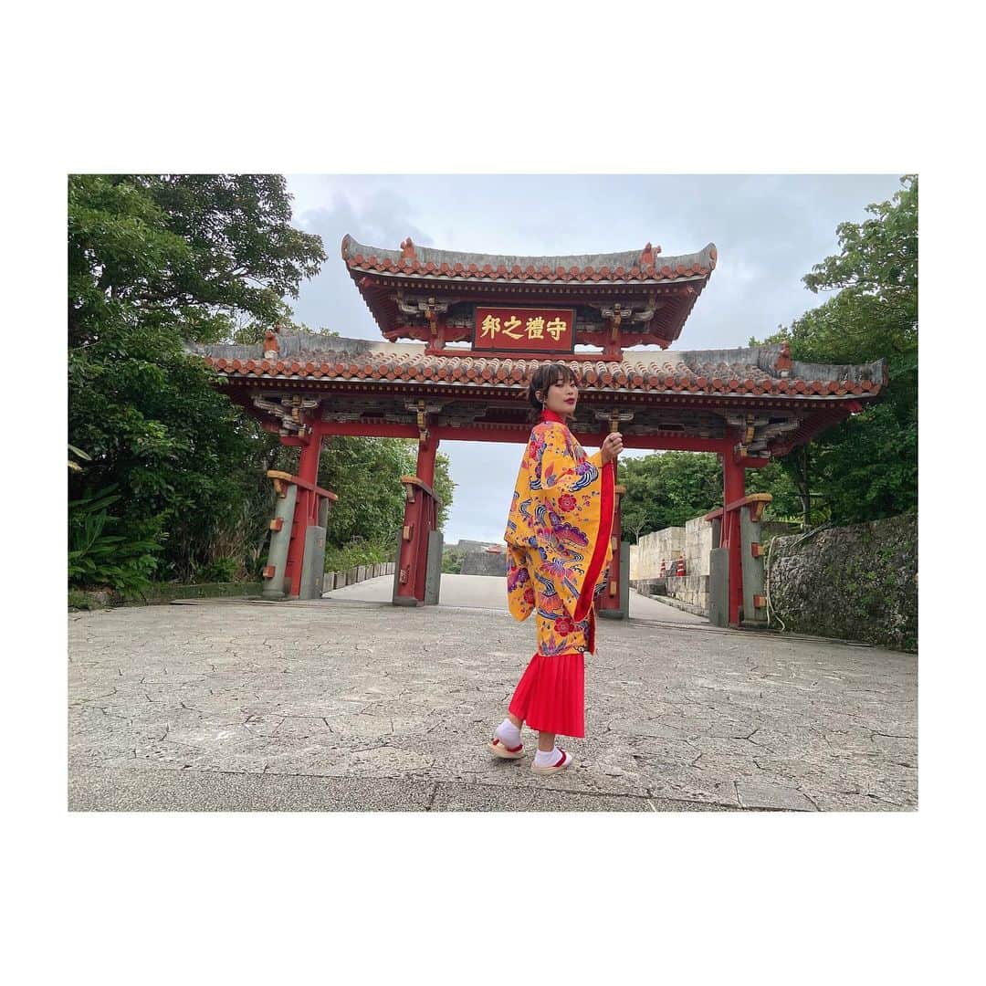 naokoのインスタグラム：「沖縄旅行✈️ #琉装 しました！ #首里城 のところで写真を撮りました！ すごいかわいい💕 . . . #沖縄 #okinawa #旅行 #japan #travelphotography #伝統文化 #japanesetraditional #トラベルグラム #コスプレ #コスプレ女子 #モデル #drstick #琉球 #フリーランスモデル #髪飾り #撮影モデル #l4l」