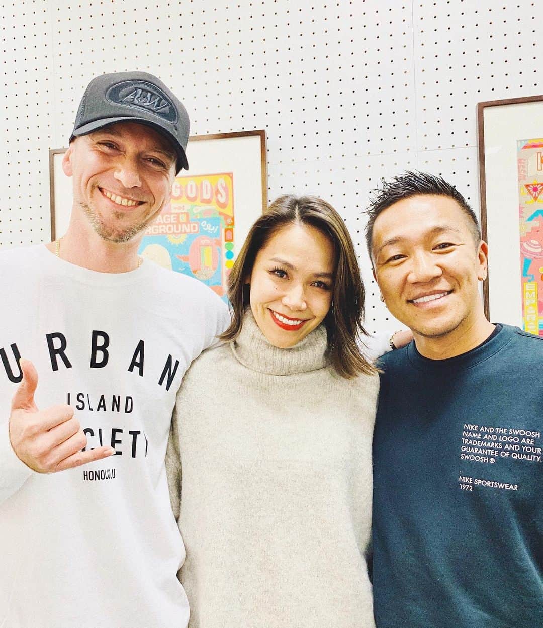 坂倉アコのインスタグラム：「Def Tech, New Album “Powers of 10” is out everywhere now💞﻿ We just recorded their special radio program  which will be aired in January 2021✨﻿ ﻿ 大好きなお友達/ファミリーであるデフテックのニューアルバム、”Powers of Ten”のリリース記念のラジオ収録。今回は、ゲスト出演でした💫﻿ ﻿ いつもは私の番組に2人がゲストで来てくれるから、なんだか不思議な感じ。2人と一緒のお仕事はやっぱり楽しいね🥰﻿ ﻿ 常に進化してる2人のニューアルバムもデフテックらしく、カッコいいし、今を生きる私たちへのポジティブなメッセージに溢れてて素晴らしい一枚。﻿ ﻿ デビュー15周年おめでとう㊗️🎉﻿ ﻿ オンエアは来年1月。詳細はまたお伝えします🙌﻿ ﻿ #deftech #newalbum #release #radio #family #goodvibesonly #fmcocolo #ラジオ#収録 #powersoften」