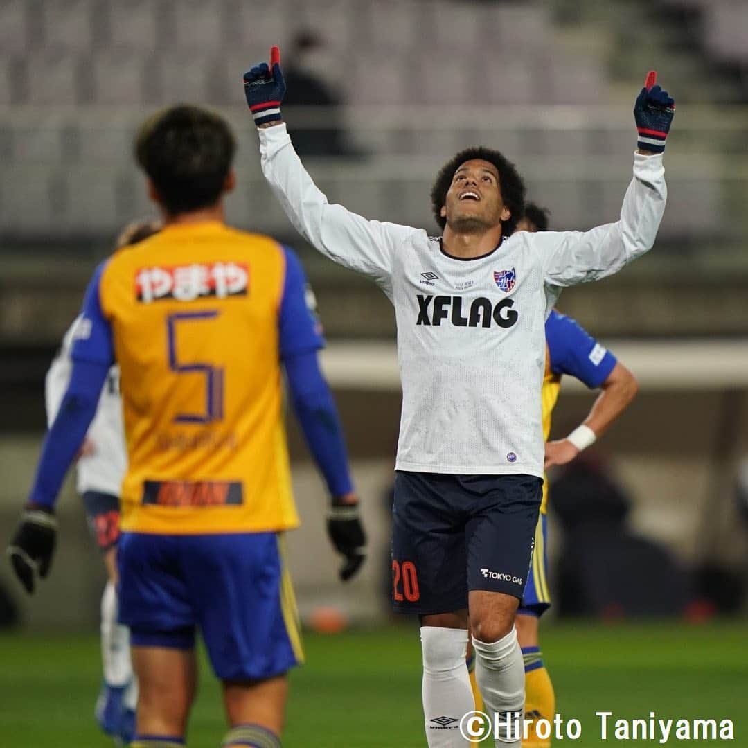 Goal Japanさんのインスタグラム写真 - (Goal JapanInstagram)「. ＼ホームで執念を見せた #ベガルタ仙台 ‼︎／ FC東京に先行を許す展開も、試合終盤の猛攻で勝ち点1。 (Photo: Hiroto Taniyama) . 🇯🇵#明治安田生命J1リーグ 第32節 🆚ベガルタ仙台 2-2 FC東京 ⚽️#レアンドロ (15分)、#長沢駿 (47分)、#髙萩洋次郎 (64分)、#松下佳貴 (84分) . #soccer #football #jleague #J1 #vegaltasendai #vegalta #fctokyo #tokyo #goaljleague #サッカー #フットボール #Jリーグ #明治安田生命Jリーグ #⚽」11月19日 9時23分 - goaljapan