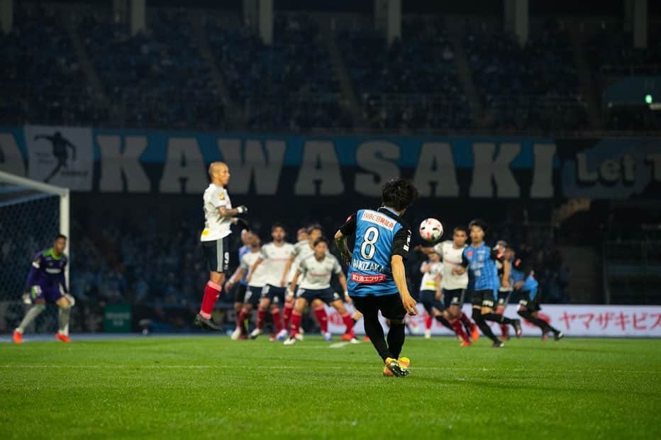 脇坂泰斗のインスタグラム：「ホームマリノス戦 とてもタフで厳しいゲームでした。 選手はもちろん、サポーターからも点取るぞという応援があっての等々力劇場！ また次も熱い応援よろしくお願いします😆 #川崎フロンターレ #frontale」