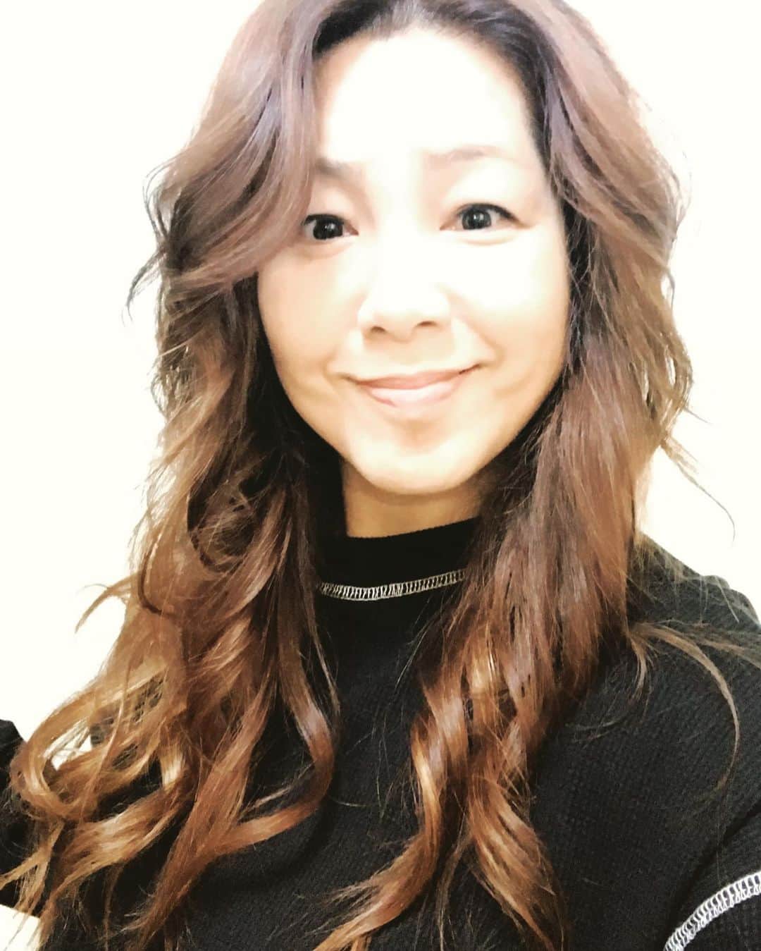 井上貴子のインスタグラム：「実家に帰って 毎日爪がボロボロになるまで（笑）  掃除に明け暮れていたよ！  幼なじみの同級生に 髪を切ってもらった^ ^  長さは変わらないけど かなりレイヤー入ったよねー^ ^  カッコイイ（笑）  Happyで^ ^  コロナ禍に携わる 全てのお仕事の皆様。  心から 感謝しています。  引き続き油断せず お気をつけて お過ごし下さいませ。  #井上貴子  #LLPWX #女子プロレス #紅緒と柊音 #トイプードル #髪を切った #TikTokはじめてみた #Twitterも見てね #感謝 #STOPCOVID19」