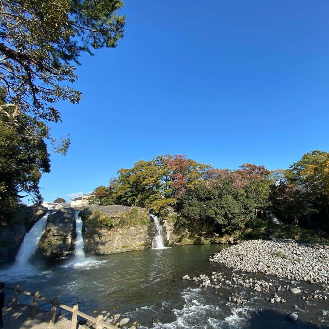 巻上公一さんのインスタグラム写真 - (巻上公一Instagram)「裾野に滝がある。 先日、静岡連詩の会で、訪問。」11月19日 9時29分 - koichimakigami