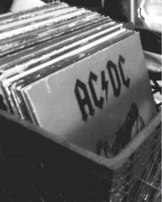 チェイサーのインスタグラム：「we think music is still better on vinyl🖤👏🏽 #chaserbrand #acdc #vinylrecords #rocknroll #rockmusic」