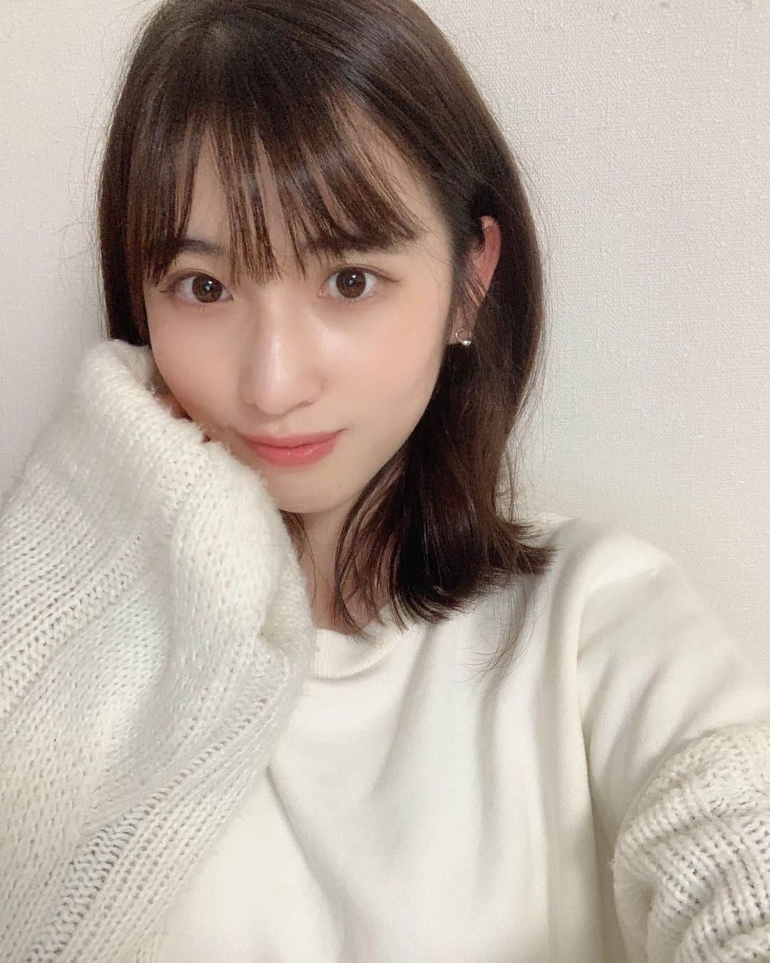 のインスタグラム：「バッサリ切りました💇‍♀️🤍  成人式まで我慢しようと思ってたのに 切ってしまったけど、 皆からも好評で大大満足でございます❤️  今日も頑張りましょう✊  #関大ミスキャン #ミスキャンパス #ミス関大  #関大 #ミスコン #ヘアアレンジ #ヘアスタイル  #ミディアムヘア #ショートボブ #ボブ  #サロンモデル #サロン撮影 #ショートヘア」