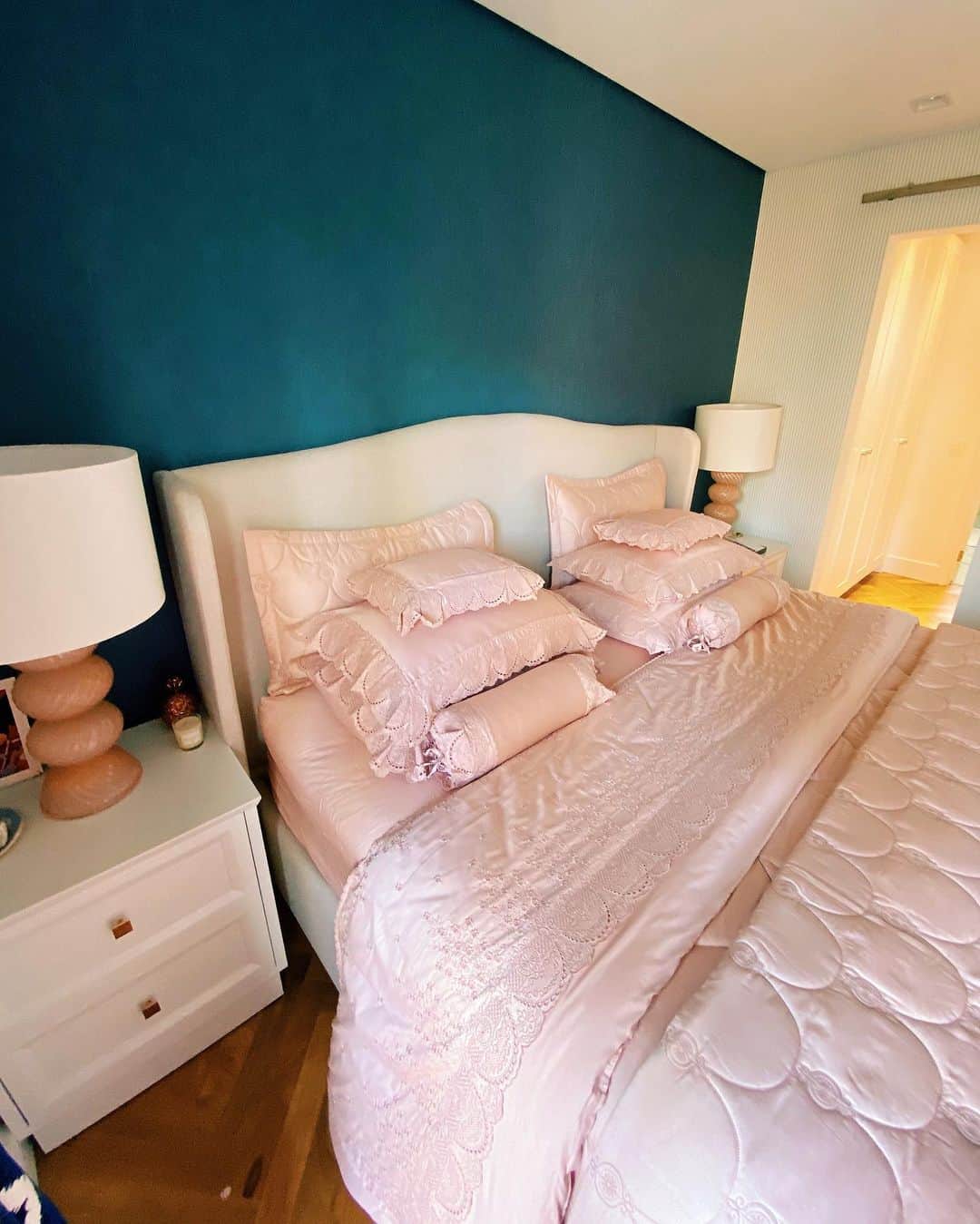 Glam4Youのインスタグラム：「Como disse Bernardo qdo viu essa cama montada pela primeira vez: “Mãe, eu vou dormir nessa cama de princesa?” Jogo de cama Giovanna, da @trussardioficial. Tudo nos stories」
