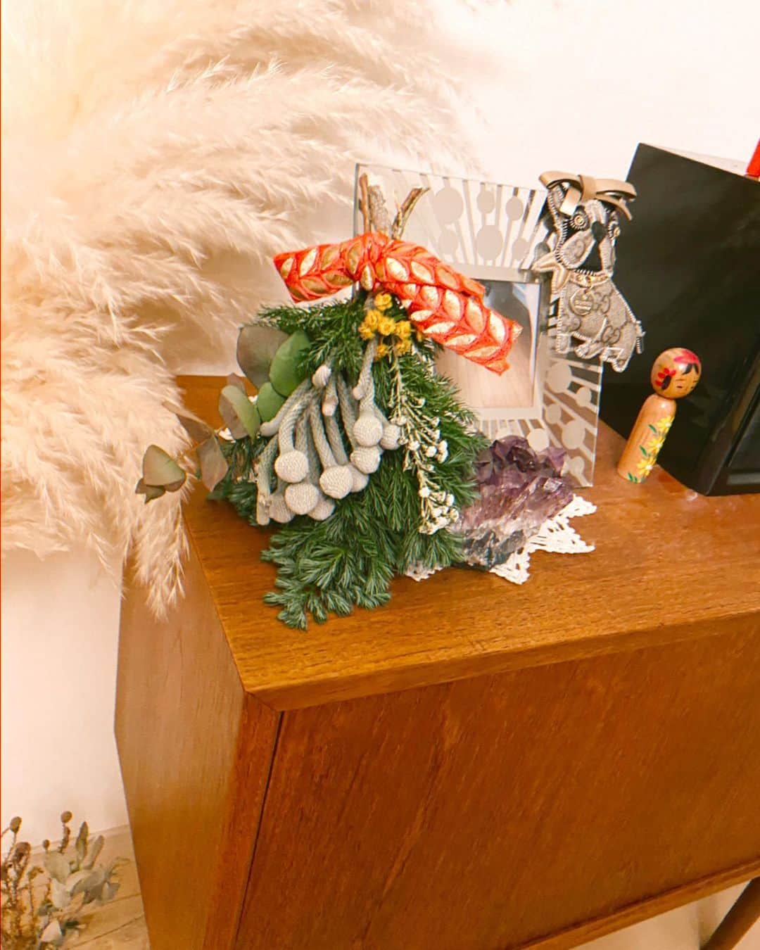 Rihwaさんのインスタグラム写真 - (RihwaInstagram)「リース作りで余った木花は、最後まとめて束ねてスワッグにしたよ！🌼🌿🎄🔔🎅❤️ 素材選びさえ上手く行けば、どんな風にやっても失敗しない！可愛くなる！❤️😍👍🏽🌞 #Rihwa #love #handmade #swag #スワッグ #壁掛けドライフラワー #クリスマス #インテリア #home #room #myroom」11月19日 9時38分 - rihwa_official