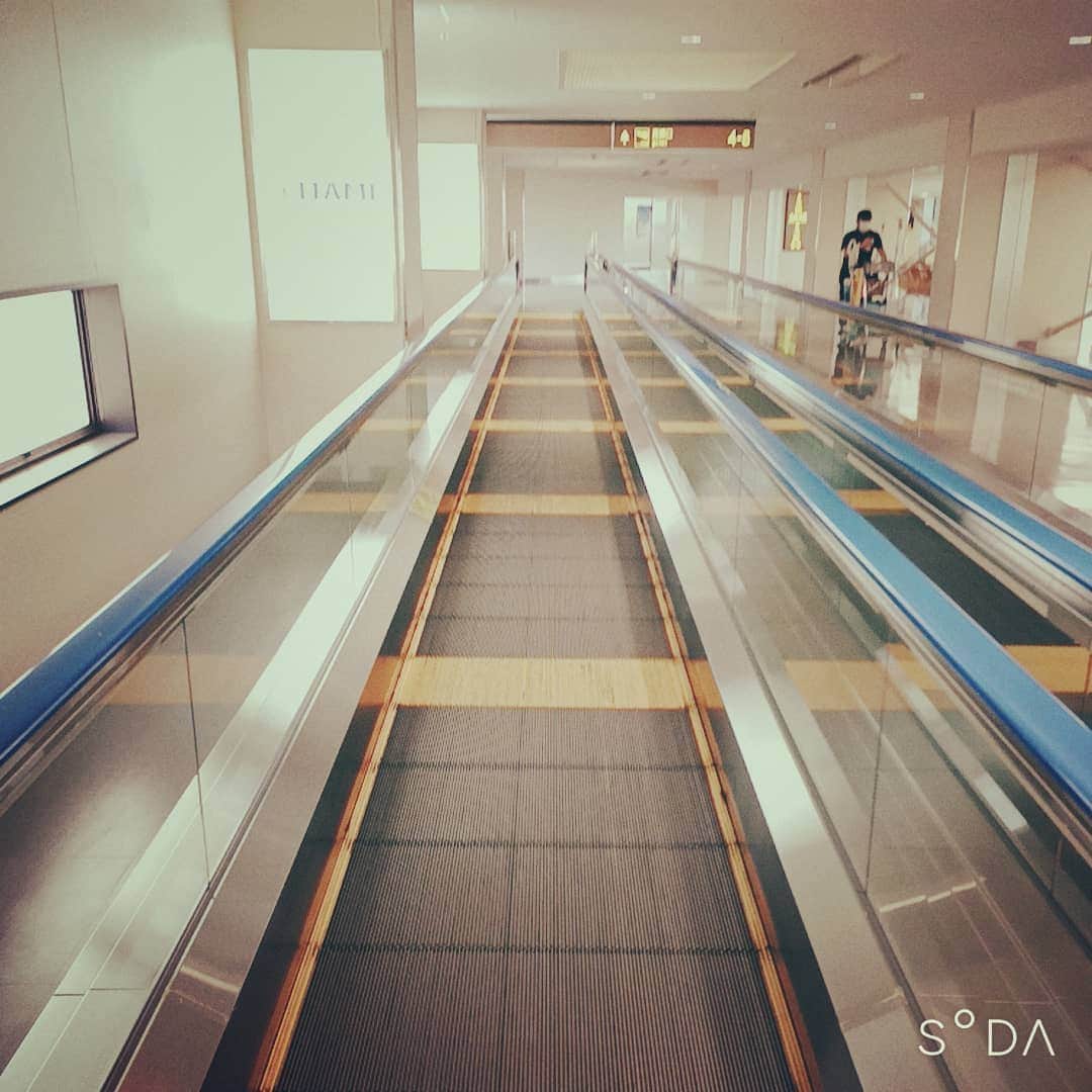 のインスタグラム：「。 ｢あるく歩道あるやん！こっちやでぇー｣ … おばちゃん！"あるく"歩道は普通の道やで、、"動く"歩道な。。  独り言。」
