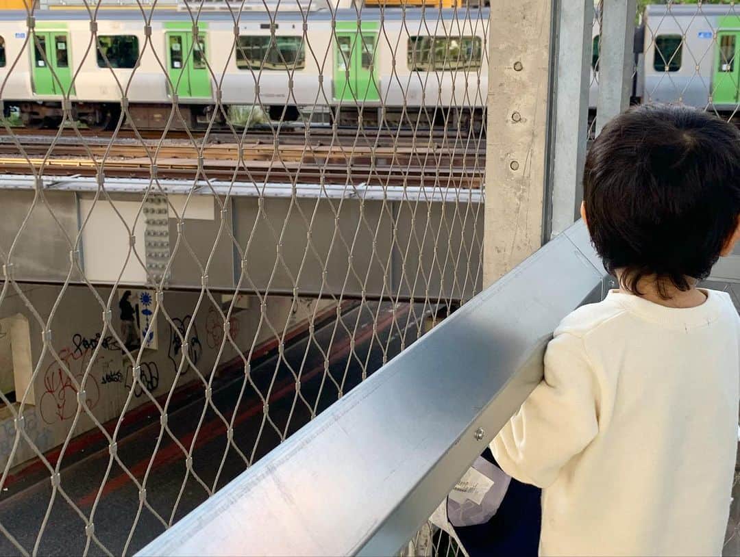 藤田志穂さんのインスタグラム写真 - (藤田志穂Instagram)「電車の洋服を着て、新幹線の靴を履いて、電車に乗って、電車を見に行った休日☺️ ・ きっと良く見えるんだろうな〜と思ってはいたけど、想像していたよりも良く見えてビックリ😳✨ ・ 子鉄には永遠と滞在できるスポットでした😂 ・ 屋上からも見えるけど、2階から3階に上がる途中の踊り場からの景色が1番電車が近くで見えると思います😋🚃 ・ 帰りはまだ見たくて、お得意のイヤイヤ床掃除🤣 ・ #渋谷 #宮下パーク  #miyashitapark  #子鉄 #鉄男 #子鉄スポット  #子鉄とおでかけ  #山手線 #相鉄線 #ドクターイエロー #イヤイヤ期  #床掃除」11月19日 9時45分 - shiho_fujita44