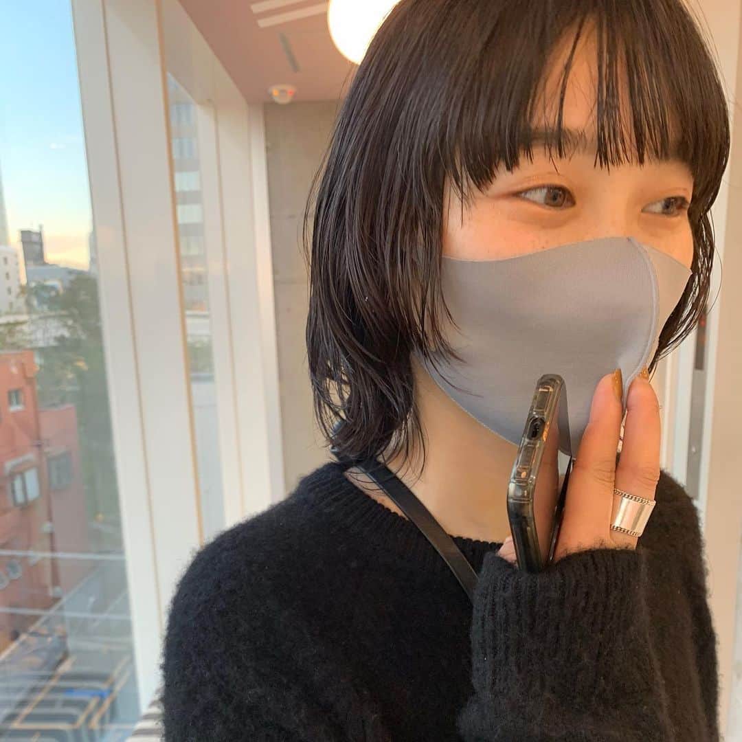 小松美緒のインスタグラム：「パーマの残りをいかして 顔まわりに変化を。　  前髪と顔まわりを変えるだけでどれほどでも　 雰囲気は変えられます。　  いつも可愛いのに　写真を恥ずかしがる　 まどかちゃん、可愛いすぎ♡   @wyeth_hair」
