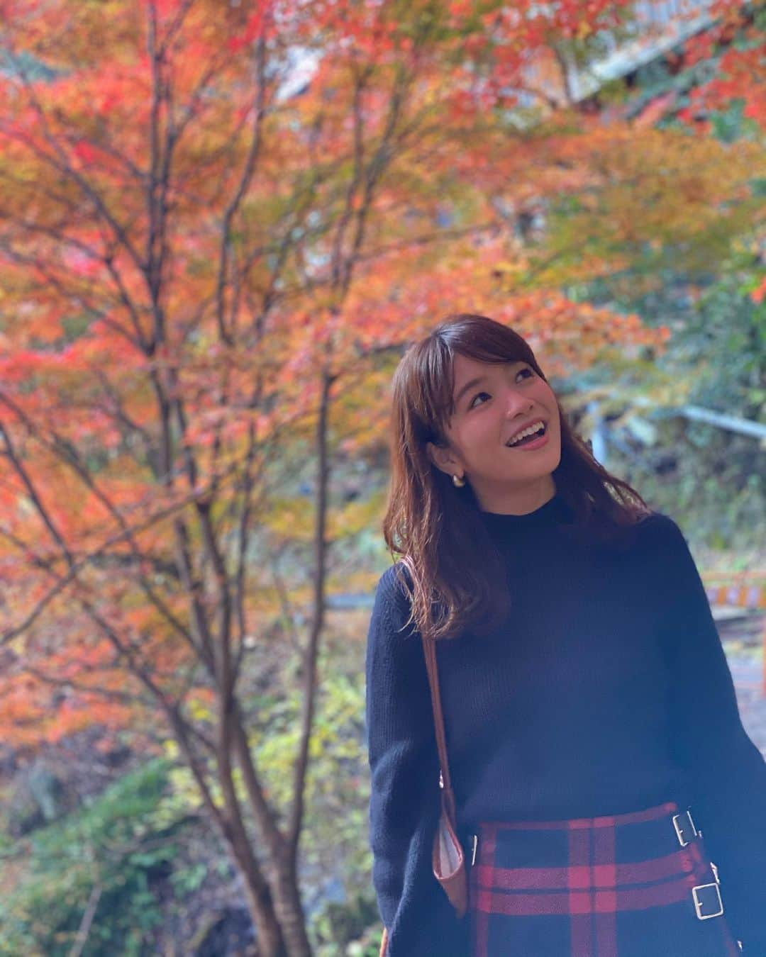 川村茉由さんのインスタグラム写真 - (川村茉由Instagram)「Kelly @kelly_nagoya の撮影で 岐阜の中津川へ🍁 この季節は特に最高🧡 魅力あふれる街でした✨ いろいろ巡ってきたのですが、 まずは紅葉の名所、付知峡へ。 公園内の遊歩道を周ると… 紅葉が本当にキレイ☺️！！！ ちょうど見頃なベストシーズン🥰 うっとりでした🥺  コロナ対策もしっかりして 取材しました😌 ※撮影のときだけマスクを 外しています。  付知峡のあとは……つづく😘  #中津川 #岐阜 #グルメ #岐阜ドライブ #中津川ドライブ #岐阜おでかけ #中津川おでかけ #岐阜グルメ #中津川グルメ #nakatsutrip #PR #旅行好きな人と繋がりたい #付知峡 #夕森公園 #夕森渓谷 #日刊ケリー」11月19日 9時47分 - mayupi_k