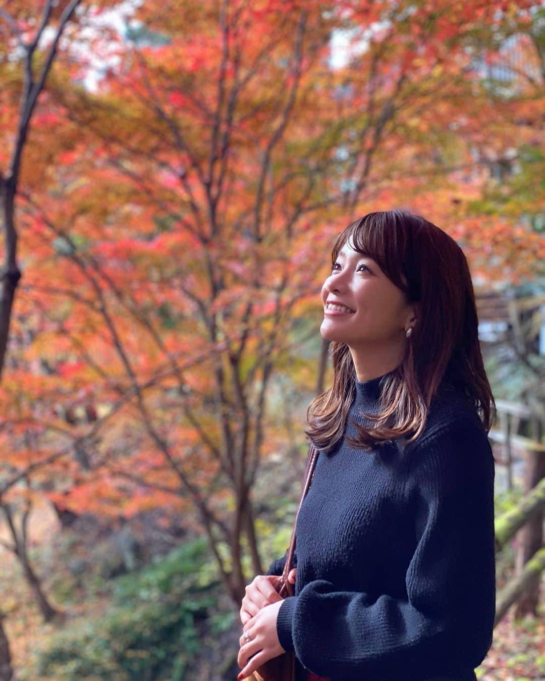 川村茉由さんのインスタグラム写真 - (川村茉由Instagram)「Kelly @kelly_nagoya の撮影で 岐阜の中津川へ🍁 この季節は特に最高🧡 魅力あふれる街でした✨ いろいろ巡ってきたのですが、 まずは紅葉の名所、付知峡へ。 公園内の遊歩道を周ると… 紅葉が本当にキレイ☺️！！！ ちょうど見頃なベストシーズン🥰 うっとりでした🥺  コロナ対策もしっかりして 取材しました😌 ※撮影のときだけマスクを 外しています。  付知峡のあとは……つづく😘  #中津川 #岐阜 #グルメ #岐阜ドライブ #中津川ドライブ #岐阜おでかけ #中津川おでかけ #岐阜グルメ #中津川グルメ #nakatsutrip #PR #旅行好きな人と繋がりたい #付知峡 #夕森公園 #夕森渓谷 #日刊ケリー」11月19日 9時47分 - mayupi_k