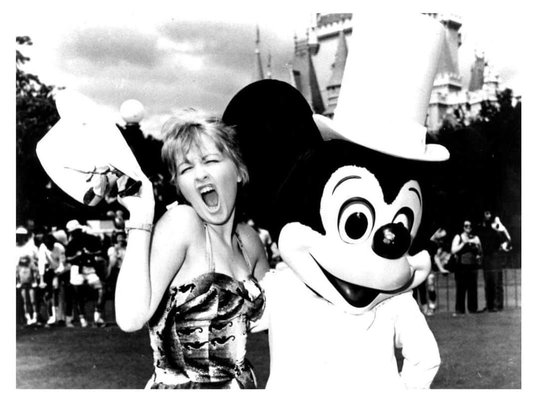 シンディ・ローパーさんのインスタグラム写真 - (シンディ・ローパーInstagram)「Happy Birthday #MickeyMouse! 🥳🎂🎁🎈🎉」11月19日 9時48分 - cyndilauper
