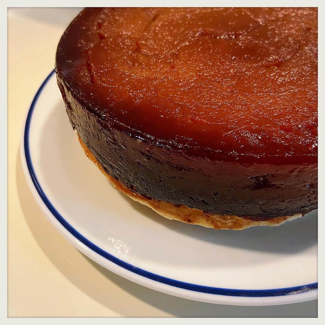 kumikoのインスタグラム：「タタン4個目。 リンゴの数を1つ多くしたからか？焼き加減もエッジの出かたもいい感じ。 台はまた冷凍パイシート。  #タルトタタン #タタンチャレンジ」