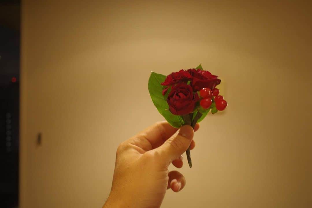 佐々木明さんのインスタグラム写真 - (佐々木明Instagram)「【Mito Rose 🌹】 東京プレミアに来て欲しいけどなかなか叶わないだろうなと思っていたミトちゃんと修自さんが奇跡の帰国で2人して参加できたのはとにかくサプライズでした。そして本番前、プレゼントと胸に付けてくれたこの薔薇が素敵で俺も海外に帰った気持ちになってあの頃の華やかな背筋をピンと伸ばすような環境を思い出して堂々と立居振る舞う事が出来たよ。 みとちゃんありがとう。  Hawaiiに行ったら @surfergirlacademy  @mitokasuya  @shujikasuya  #hawaii」11月19日 10時01分 - akiraexploring
