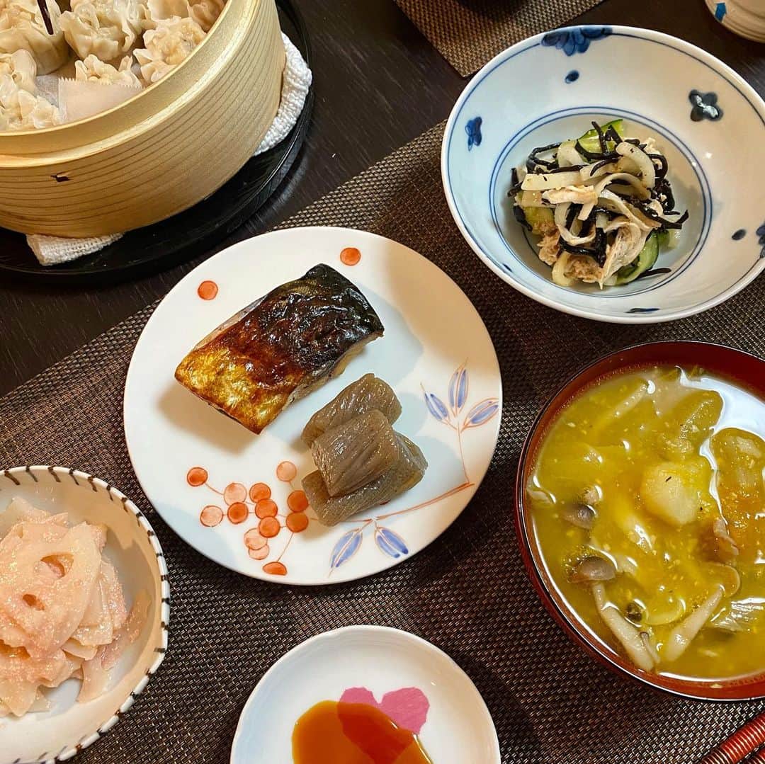 荻原和歌のインスタグラム：「最近のごはんいろいろ。 ほんのり青みの残るくらいの庄内柿をいただいたので早速柿なますにしたところ、「酢豚にパイナップルは悪」派（つまり果物はおかずにならない派）の人がモリモリ食べておりました。  今朝はとろけるように熟れた柿をいただきました。長く楽しめるようにというお心遣いがありがたいです。」