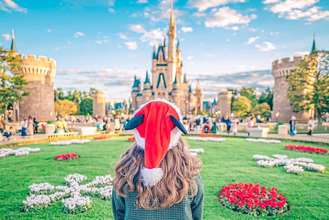 Kahoさんのインスタグラム写真 - (KahoInstagram)「. . . サンタさんの帽子を撮る時の オススメの場所🥰  少し上の方から撮ると 雪の結晶の花壇も映っていい感じ❄️  詳しいクリスマスのおすすめフォトスポット、 いまブログにまとめてるから今月中に載せたいな🥺✨  Knit @rili.shopping  Skirt @rakuten_official  #disney #tokyodisneyresort #tdl #disneygram #tokyodisneyland #instadisney#disneyparks #disneyfan #disneyphoto #disneypic #tokyodisneyland disneyphotography #disneylove #disneyside #minniemouse #Disneybound #deisylotte #disneychristmas #christmas #disneyootd #meecosme #ユニガールズ #東京ディズニーリゾート #東京ディズニーランド #ディズニー #ディズニー風景 #クリスマスコーデ #クリスマスディズニー #ディズニークリスマス#クリスマスバウンド#ホワイトコーデ #レーススカート」11月19日 9時55分 - kah05disney
