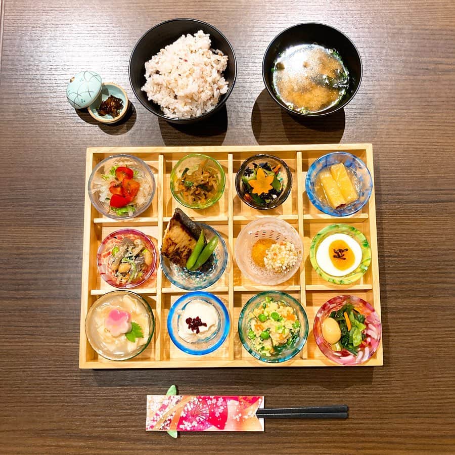 内田絢子のインスタグラム：「モーニング・コレクション！京都にある京菜味のむら・錦店の『朝雅ご膳』  色鮮やかなビードロの小鉢に盛り付けられた、12種類のおばんざい。京野菜をふんだんに使い、やさしいお味に仕上げられたお料理。きんぴらの柚子風味、卯の花コロッケ、九条ネギのてっぱい、十菜白和え、湯葉のあんかけ、くみ豆腐、ぶりの西京焼きなど、まずは目で見て楽しむ。どれから食べようか迷ってしまいます♡  湯葉あんかけは、ご飯にかけて、湯葉丼にしていただくのがオススメです。食べ終わった後のビードロ小鉢の美しさも必見です。  #京菜味のむら錦店 #朝雅ご膳 #fm802 #brightmorning #モニコレ #モーニングコレクション　 #金曜朝7時半からコーナーお届けしてます」