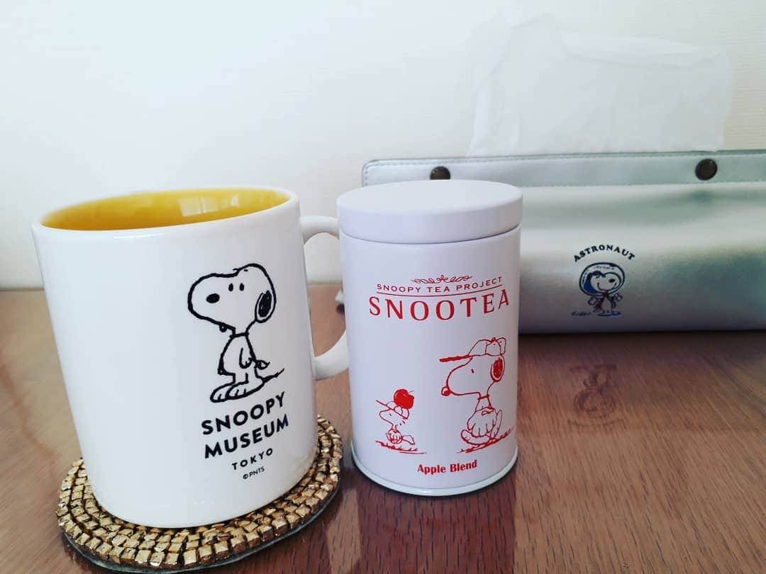 那須洋子さんのインスタグラム写真 - (那須洋子Instagram)「アップルティー🍎  朝は大抵コーヒーですが、 今日は、 ゆっくり紅茶の気分で。  好きなものがあると 少し気持ちが和らぎます。 あ～～～、 SNOOPYはほんとに可愛い💠  #ふじさんっこお買い物キャンペーン　は 静岡県民なら 「誰でも」参加OK！ 1000円以上購入したレシートをお忘れなく！ ひとり何口でも応募可能です！  詳しくは https://fujisancco.comから (私のプロフィールから飛べます)  #フリーアナウンサー #静岡第一テレビ #静岡県 #ふじさんっこ応援キャンペーン #子育て #子育てママ隊 #りんごごろごろ #もぎあきこ #森あさ子 #手遊び #世界文化社 #SNOOPY大好き #snootea」11月19日 10時00分 - nasuchan.33