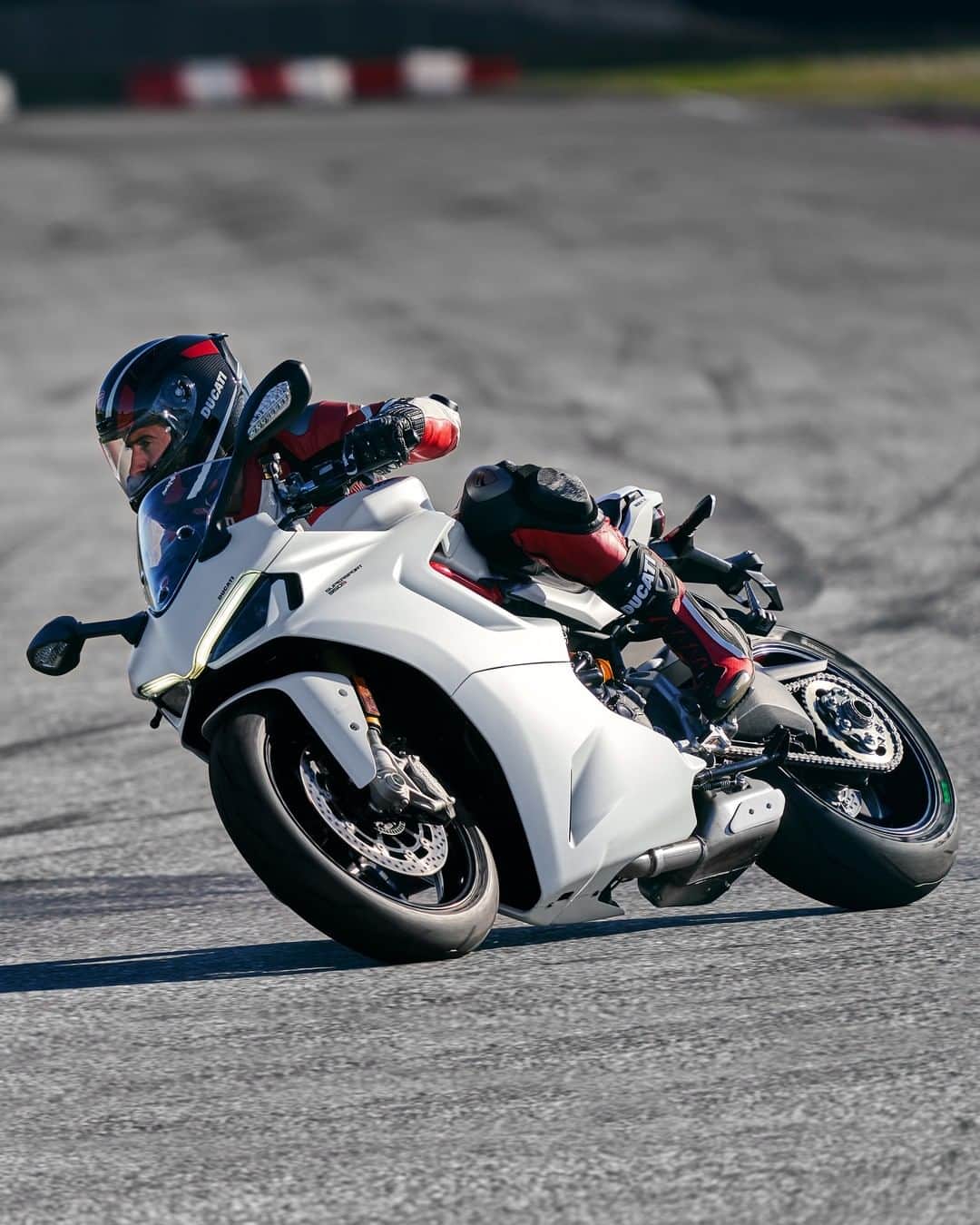 Ducati Japanさんのインスタグラム写真 - (Ducati JapanInstagram)「新しいデザインはもっとスポーティー。乗ることはさらに楽しく。モーターサイクルに乗ったときに感じるワクワクした気持ちを感じる新しい方法。新型スーパースポーツ950が登場。  スーパースポーツ950の詳細は、プロフィール( @ducatijapan )のリンクよりドゥカティ ジャパンのサイトをご覧ください。  #ドゥカティいいじゃん #スーパースポーツ950 #YourWayToSport #DWP2021」11月19日 10時00分 - ducatijapan