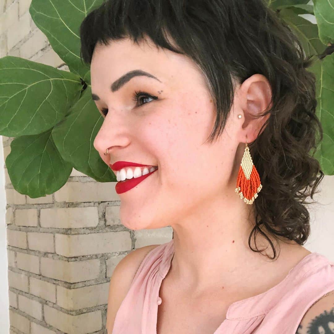 Grace Bonneyのインスタグラム：「Yakoke to everyone who has followed along with @lillienellbeadworks takeover of the D*S feed this week. It has been so meaningful to me to be offered this platform to share my story and work. I hope you have enjoyed learning about beadwork and supporting Indigenous creators. ♥️ ⠀⠀⠀⠀⠀⠀⠀⠀ Follow @lillienellbeadworks for shop updates and continued peeks into my process. ✨」