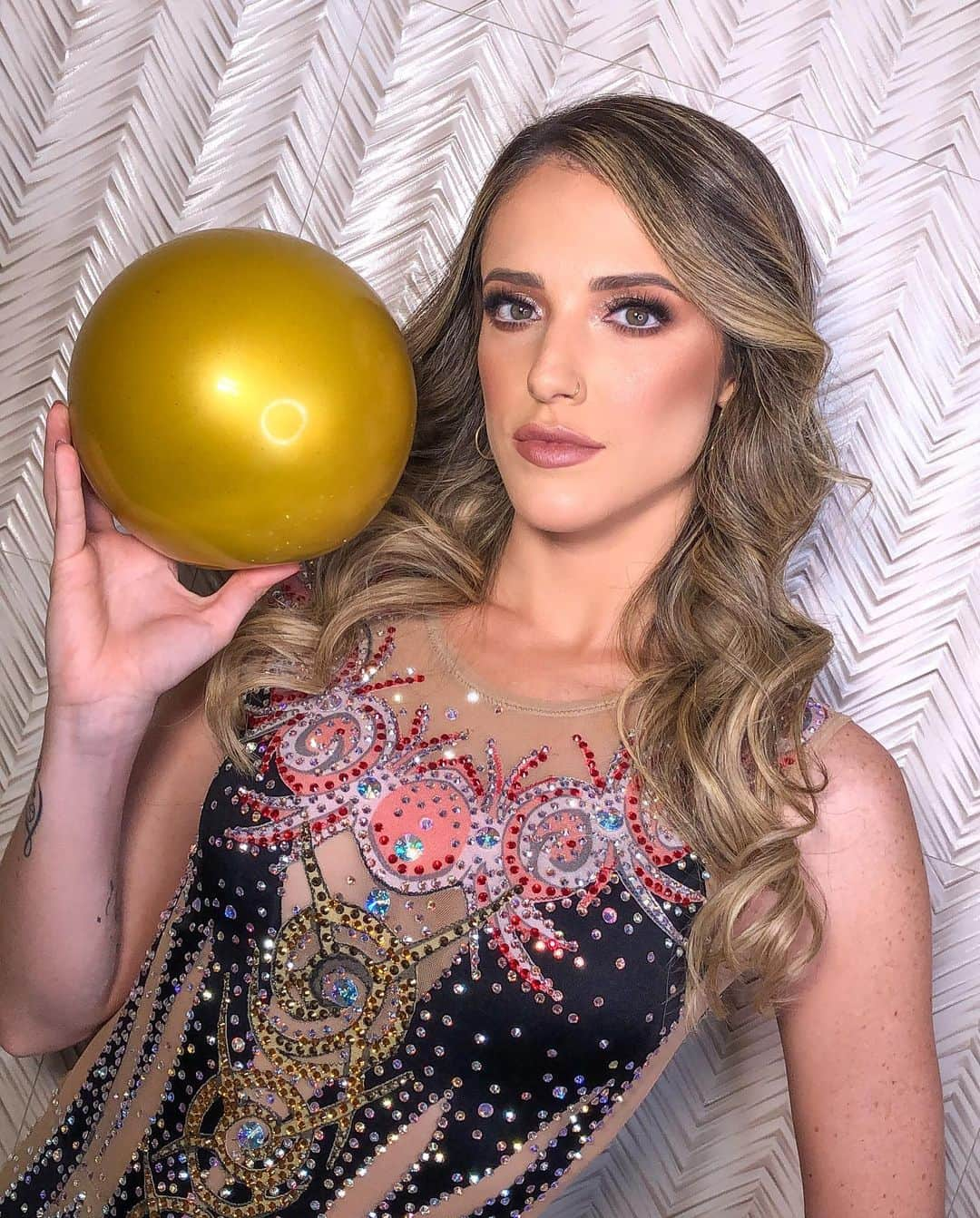 ナターリア・ガウジオさんのインスタグラム写真 - (ナターリア・ガウジオInstagram)「E vamos de sequência de fotos com a bola por que eu estou simplesmente apaixonadaaa!! Perguntinha para as ginastas de plantão: Qual o aparelho preferido de vocês?? 😍✨🤸🏼‍♀️🤩🔮🙏🏻❤️ #inlove #photoshoot #makeup #glow #ball #rhythmicgymnastics #gold #shine #leotard #gymnast #modeling」11月19日 10時12分 - natigaudio