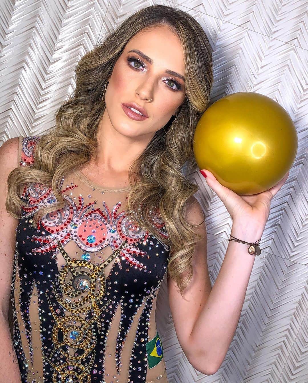 ナターリア・ガウジオのインスタグラム：「E vamos de sequência de fotos com a bola por que eu estou simplesmente apaixonadaaa!! Perguntinha para as ginastas de plantão: Qual o aparelho preferido de vocês?? 😍✨🤸🏼‍♀️🤩🔮🙏🏻❤️ #inlove #photoshoot #makeup #glow #ball #rhythmicgymnastics #gold #shine #leotard #gymnast #modeling」