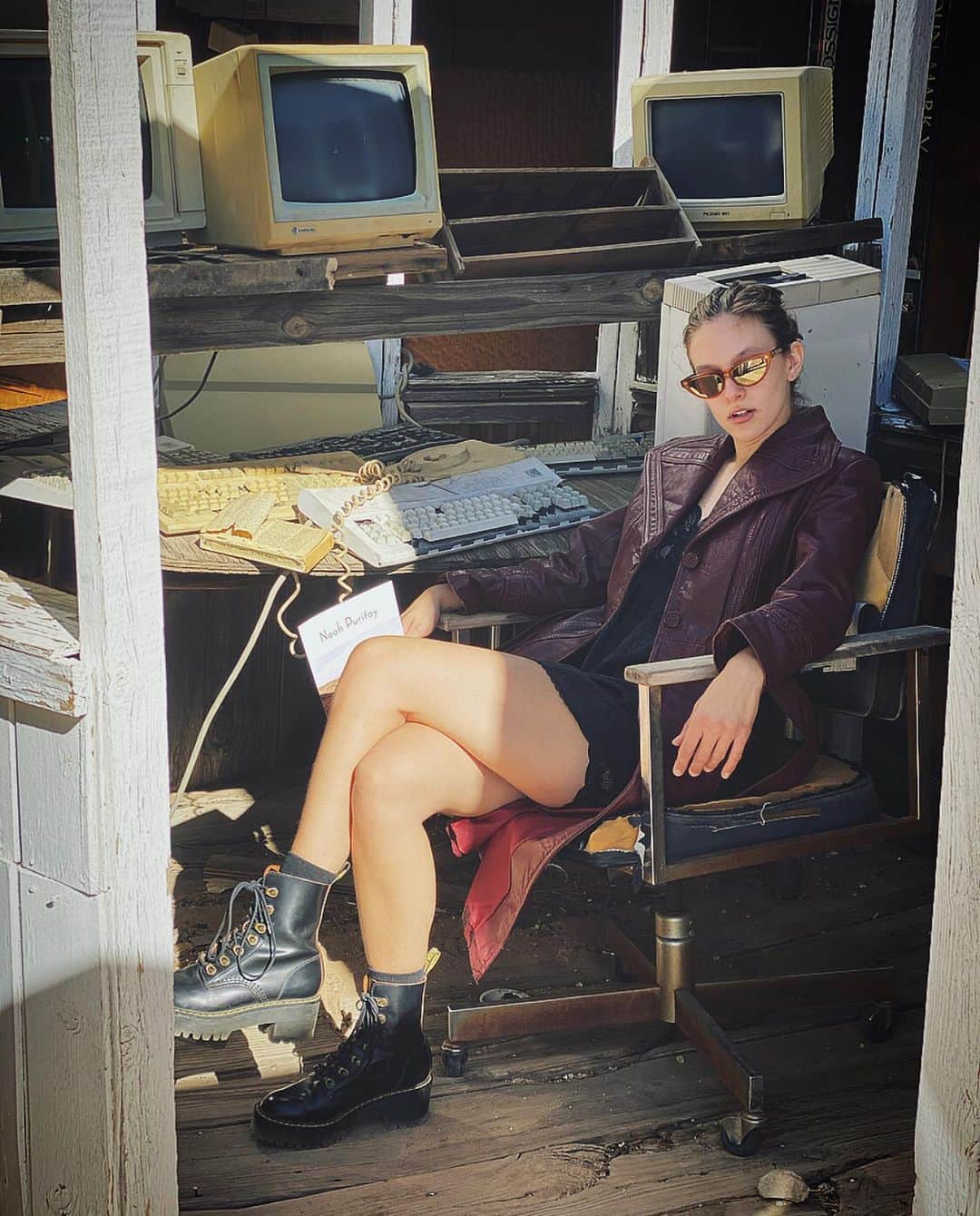 オーブリー・ピープルズのインスタグラム：「at noah purifoy doing research for a new television show 📺📺」