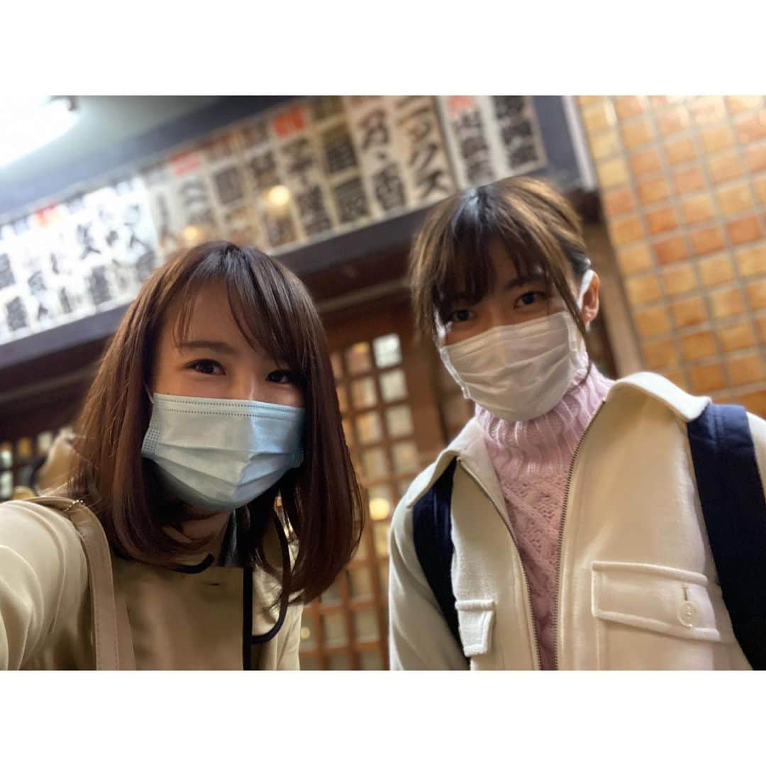 舘谷春香さんのインスタグラム写真 - (舘谷春香Instagram)「末広亭中席のトリを林家たい平師匠がつとめています！私も昨日久しぶりに観に行ってきた〜🐰 #たいあん吉日おかしら付き のスタッフなべちゃんが誘ってくれた🥺✨  ずっと師匠に弟子入りしていたココアちゃんも一緒に！ココアちゃんはみそまめが出来たのですが、多分もう忘れております🐰  何より終わった後に挨拶出来て久しぶりにたい平さんに会えて嬉しかった〜！番組やっている時は2週に1回くらいは必ず会えたのが、辞めると全然会えないな〜って改めて実感しました🤔らぶたいあん吉日ファミリー🥺ぽんこつ軍団🥺✨  番組担当してから寄席に行きはじめて落語見て面白いな〜と思うようになったので、これからもたまにお邪魔したいと思います☺️💓  師匠がトリを務める中席は20日まで！みなさまもぜひー！  #末広亭 #末廣亭 #新宿末廣亭 #新宿 #新宿三丁目 #落語 #寄席 #たいあん吉日おかしら付き #文化放送 #林家たい平 #たい平師匠 #ヌイグルミスト #ぬいぐるみ #ぬいどり #ぬい撮り #落語うさぎ #ぬいぐるみ落語 #笑点 #夜の部 #末廣亭夜の部 #落語好きな人と繋がりたい #落語女子 #たいあん吉日」11月19日 10時16分 - tty0250hrk