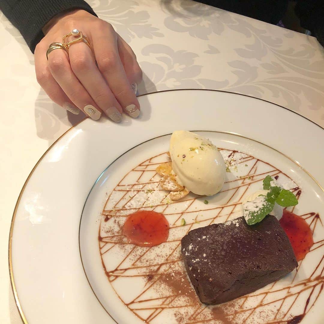 菊池かなこのインスタグラム：「. 韓国発の貼って剥がせる ジェルネイルシール💅 . 柄もサイズも豊富✨ . 簡単だし、マニュキアよりも可愛く仕上がるので ジェルネイルシール大好き🐈 . . . ୨୧┈┈┈┈┈┈┈┈┈┈┈┈┈┈┈┈┈୨୧ #sponsored #ネイルスネイル #貼るジェルネイル #韓国コスメ @nailsnail_official_jp #ネイルシール#ネイルデザイン#ジェルネイルシール #ジェルネイル#秋ネイル#冬ネイル」