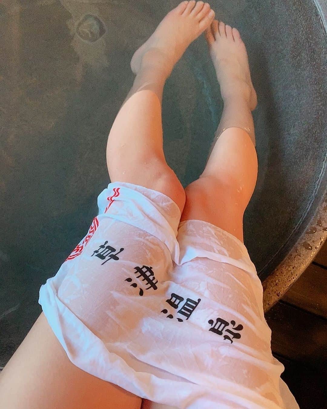 釘町みやびさんのインスタグラム写真 - (釘町みやびInstagram)「Good  morning♥ . いま草津に向かってます！ 2週間ぶりの草津だーーーー♥ . . 前回来た時は、いただいた手ぬぐい持っていったの！ めっちゃ可愛いからおうちのお風呂でも使おうかな☺️ . . あと今日は草津温泉エコバックも持ってきた！ 持ち運び便利サイズ！ おみやげは全部これにいれるのだ♥  . . . 現在、草津温泉アンバサダーオーディションに参戦中🔥 草津愛で絶対切実に勝ち取りたい！ コメントやいいね、よろしくお願いします…！！！🔥 . . . 草津温泉観光協会様 @kusatsu_onsen_official  オーディションサイトnarrow様 @narrow_official  . #草津温泉  #草津温泉アンバサダー  #草津  #温泉  #旅行  #kusatsu  #kusatsuonsen  #gotoキャンペーン  #草津町  #群馬県  #群馬観光  #温泉旅行  #ゆもみちゃん  #草津好き  #草津愛  #温泉女子  #温泉愛  #温泉街  #風景  #湯畑  #貸切温泉  #貸切風呂  #草津市  #グラビア  #温泉好き  #温泉巡り  #脚フェチ  #旅館  #932photo  #932opc」11月19日 10時23分 - miyajyaga382
