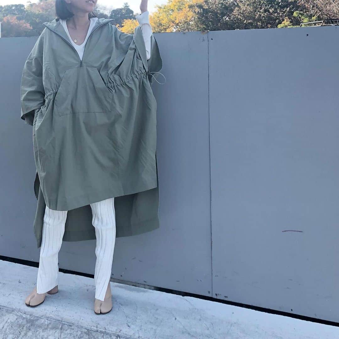 Shikica Tokyo & KiiRAのインスタグラム：「BEGIE ANORAK PONCHO U NECK RIB TOPS WIDE RIB KNIT SLIT PANTS . . #kiira #21aw #collection」